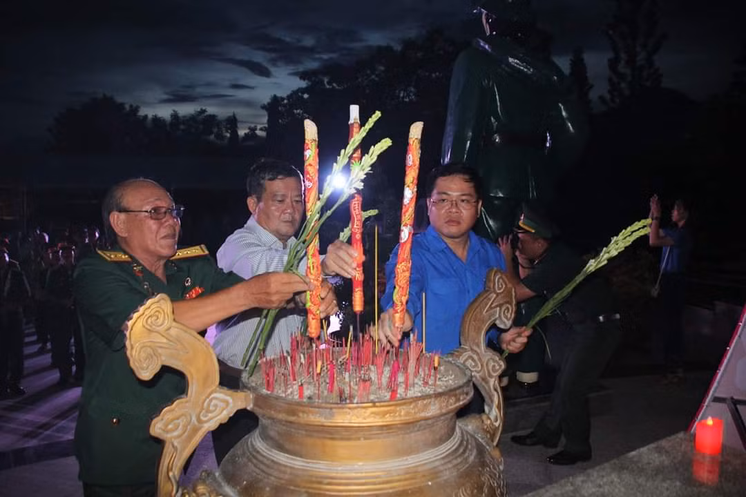 Hàng nghìn bạn trẻ ở ĐBSCL tri ân anh hùng liệt sỹ ảnh 5
