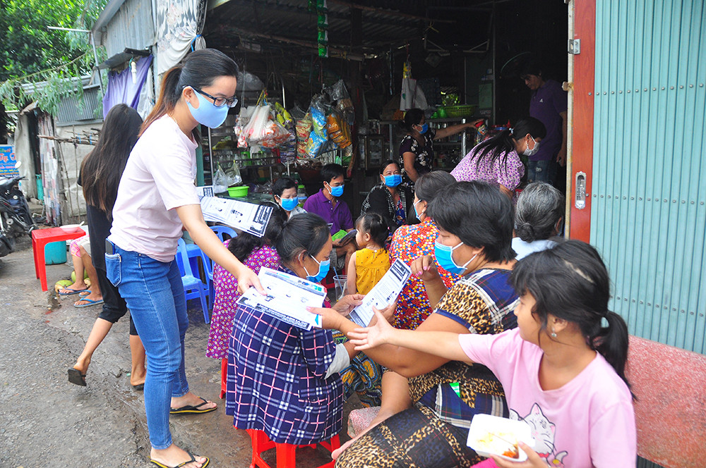 Chiến sỹ biên phòng 'gõ từng nhà' tuyên truyền người dân vùng biên phòng dịch ảnh 2