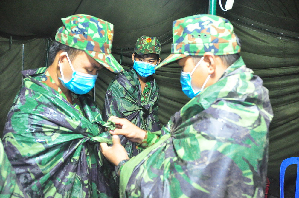 Chiến sỹ biên phòng trắng đêm phòng dịch nơi cửa ngõ biên cương ảnh 2