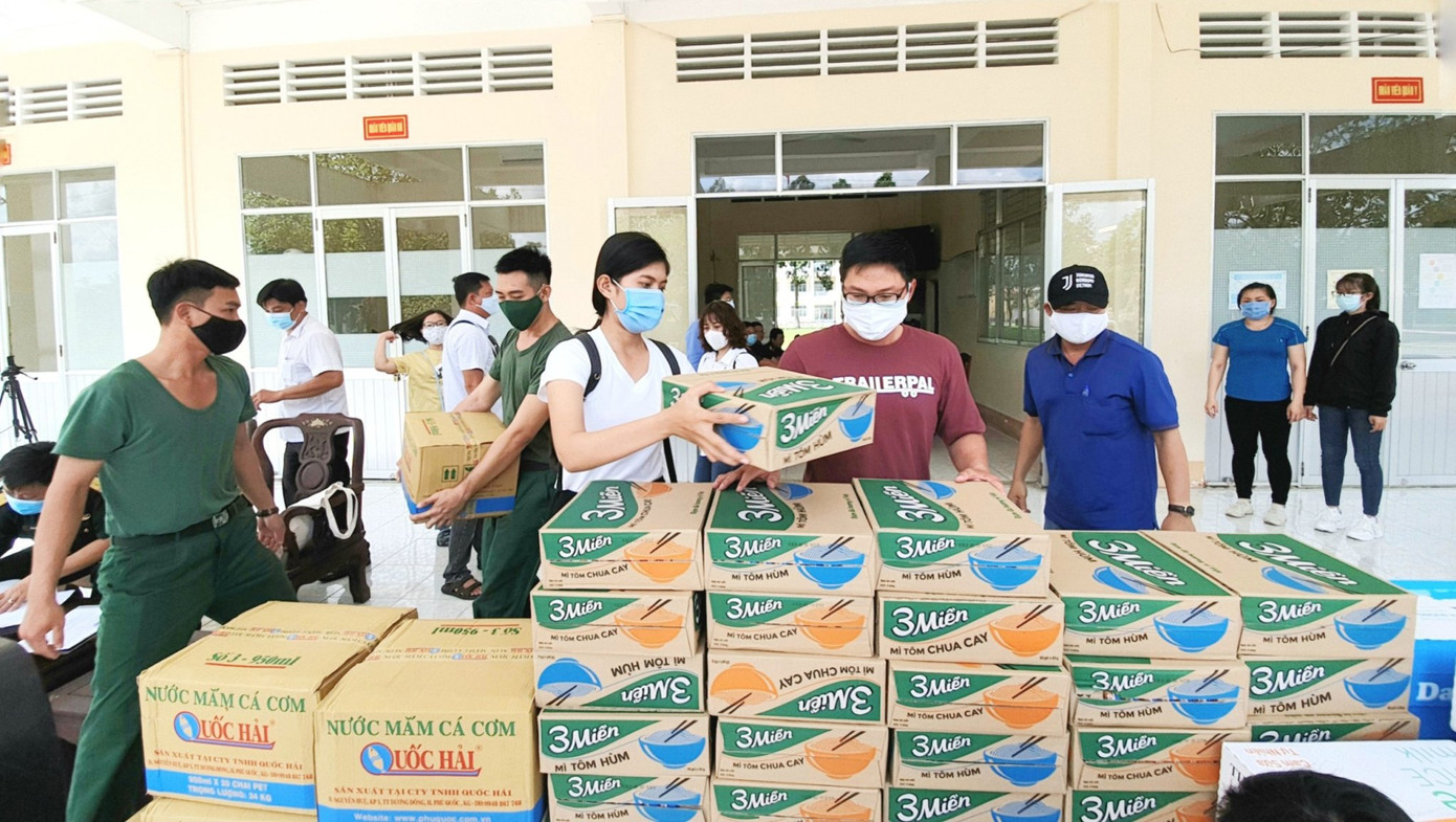 Thí sinh Hoa hậu Việt Nam 'gõ từng nhà' tuyên truyền phòng dịch COVID -19 ảnh 6