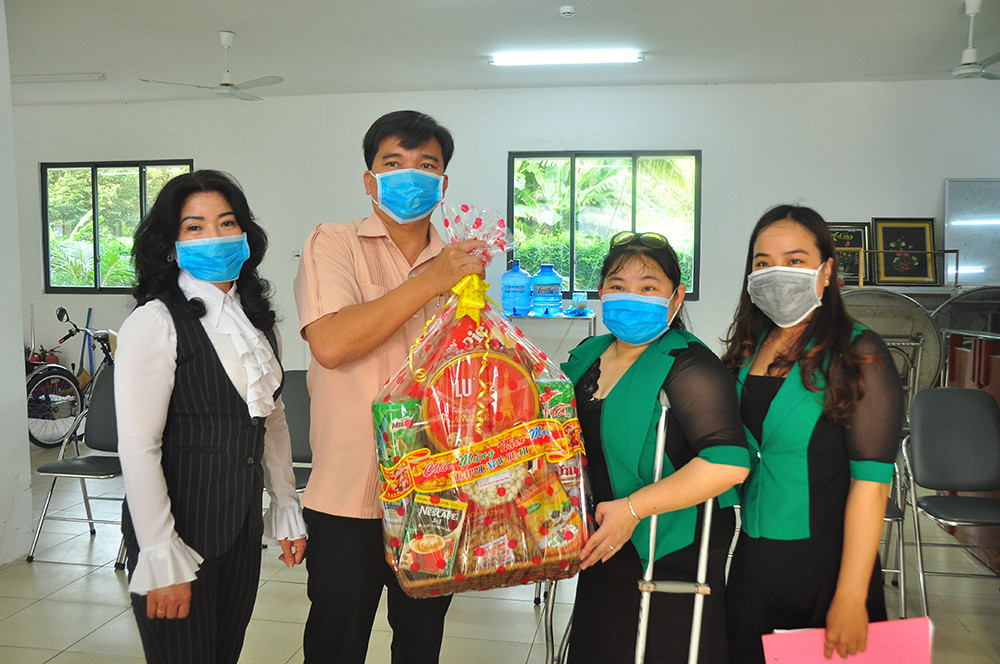 Trao quà Tết cho tiểu thương chợ nổi Cái Răng ảnh 10