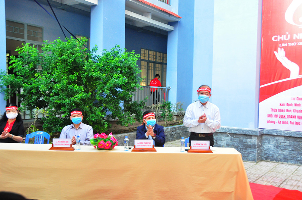 Hàng trăm bạn trẻ tham gia hiến máu tại trường ĐH Đồng Tháp ảnh 7