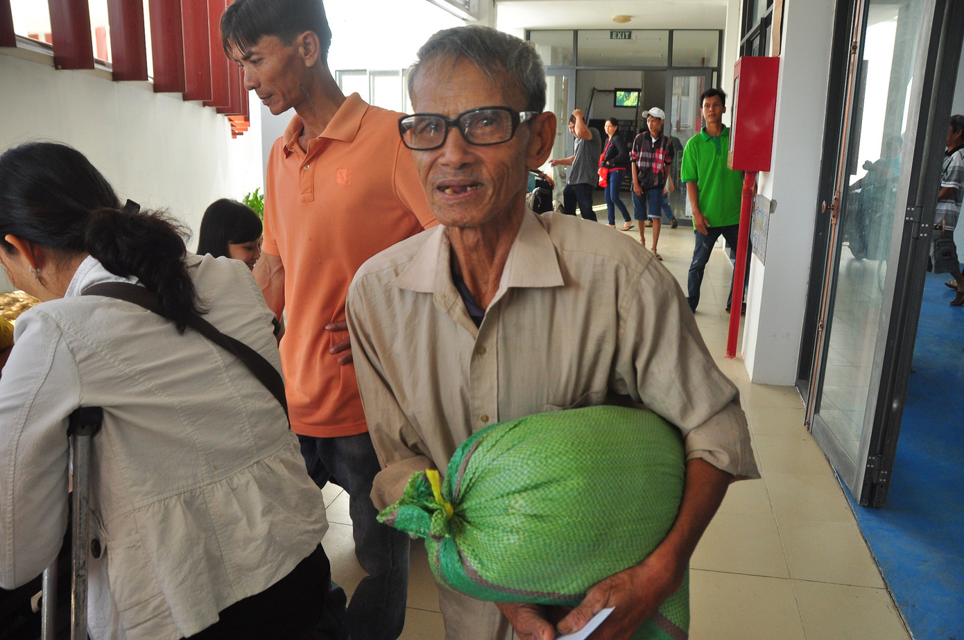 Người khuyết tật vượt hàng chục cây số để nhận quà tết ảnh 6