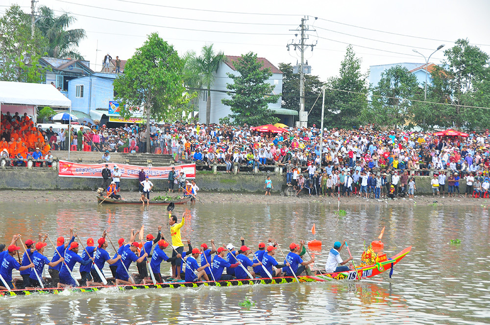 Nghìn người đứng kín bờ sông mê mải xem đua ghe ngo ở Sóc Trăng ảnh 12