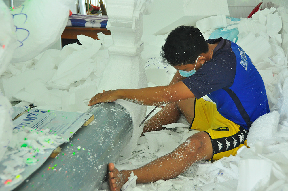 Sinh viên Trà Vinh tất bật làm hoa đăng cho lễ hội Ok Om Bok ảnh 4