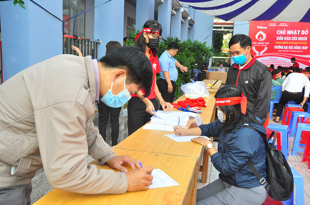Hàng trăm bạn trẻ tham gia hiến máu tại trường ĐH Đồng Tháp ảnh 9