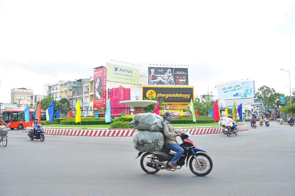 Đường phố Cần Thơ rợp bóng cờ hoa chào mừng Đại hội Đảng ảnh 11