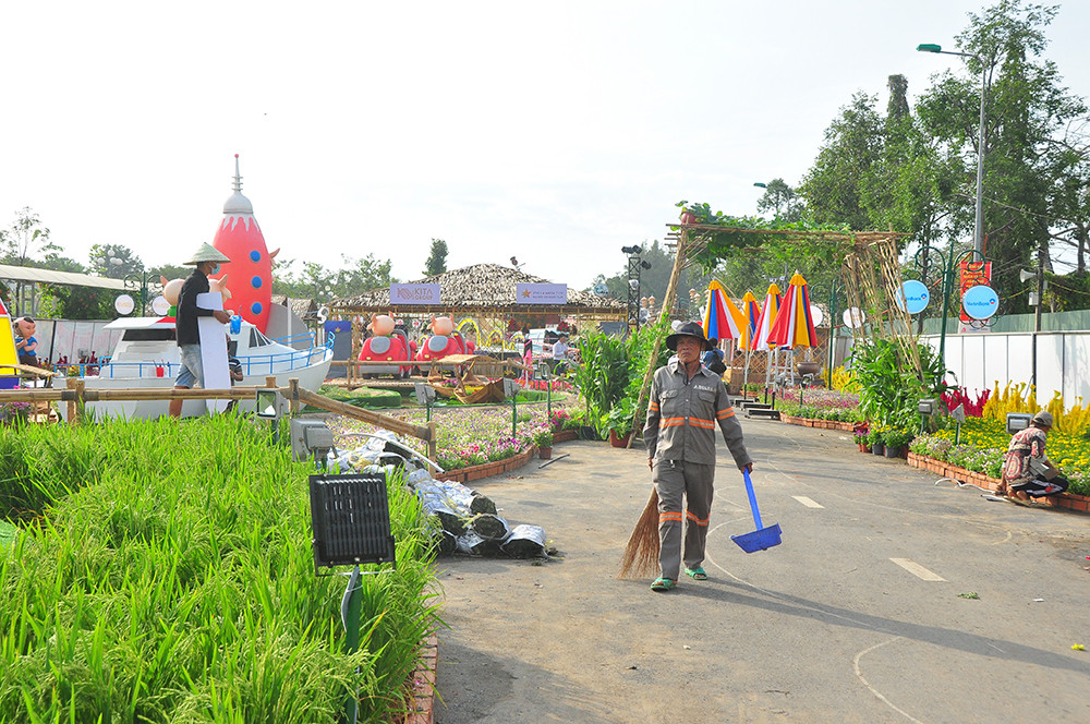 'Trâu lái phi thuyền' và nhiều mô hình đẹp mắt tại đường hoa Xuân Cần Thơ ảnh 15