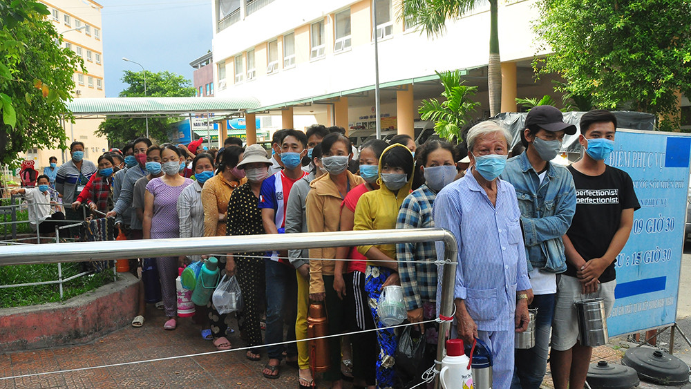 Ấm lòng bữa cơm dành cho bệnh nhân không về quê đón Tết ảnh 8