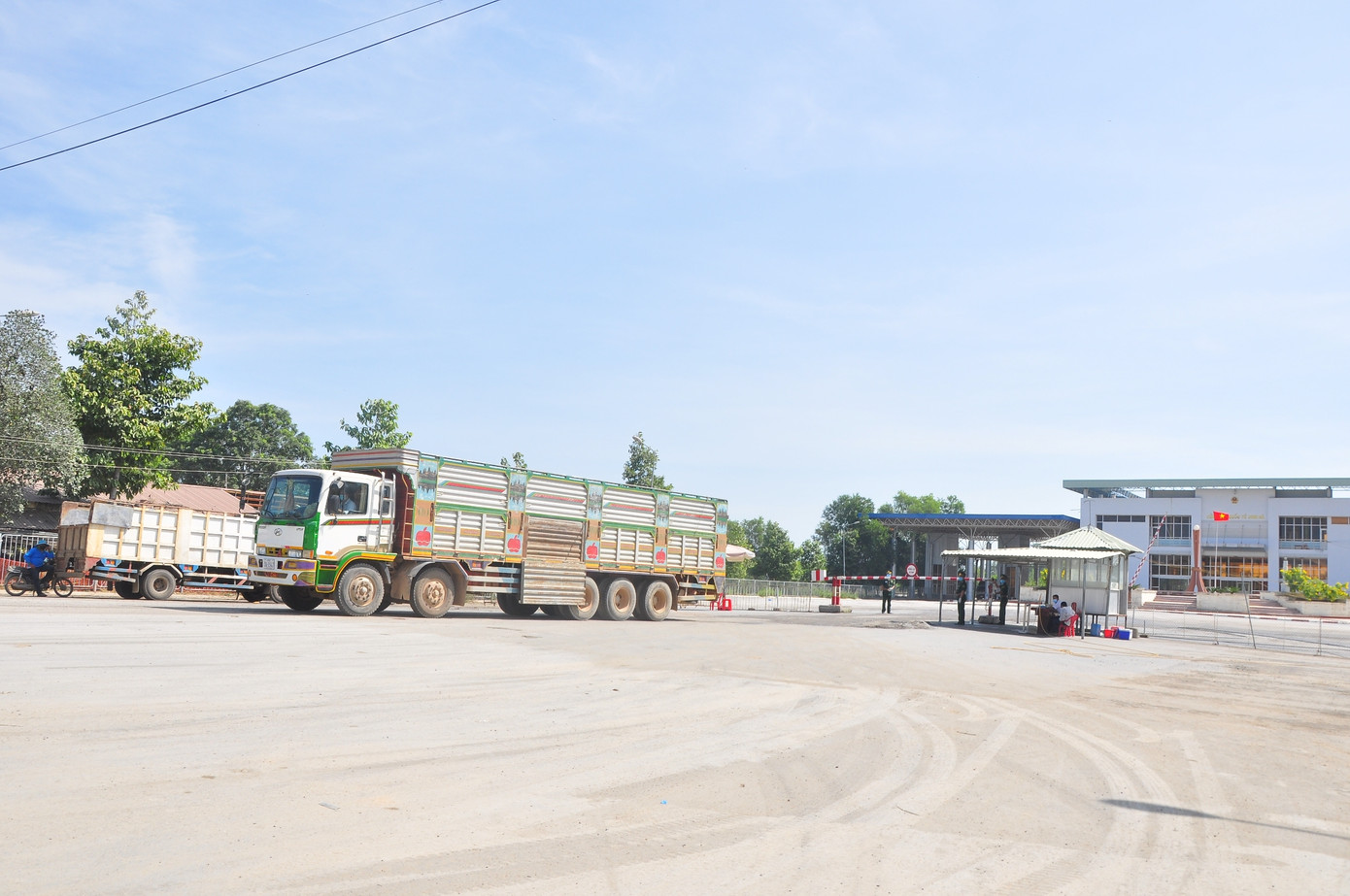 Bí thư Trung ương đoàn tặng quà chiến sĩ biên giới ảnh 2