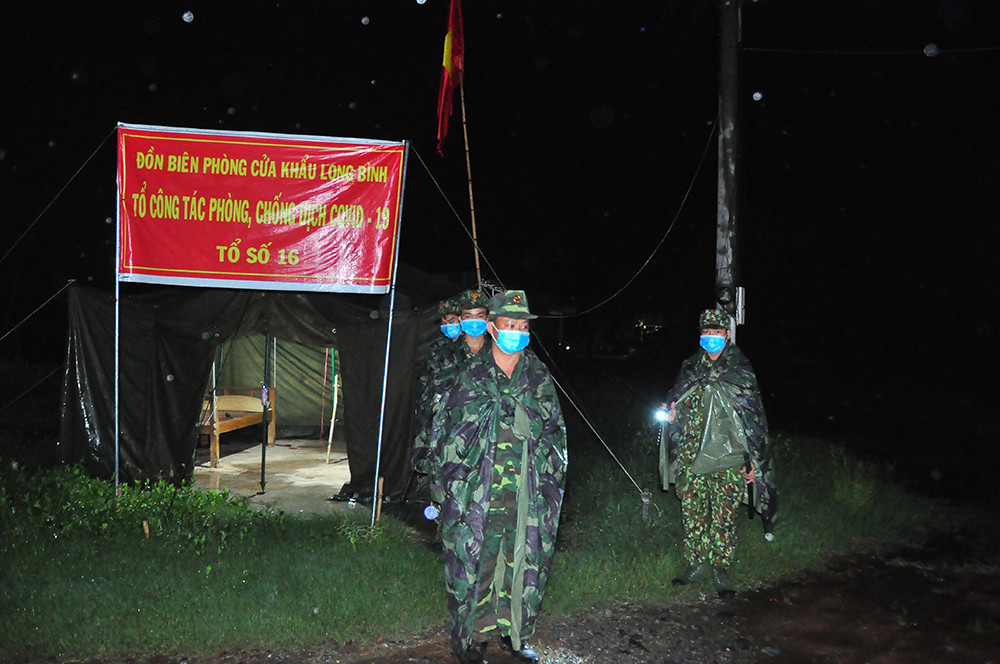 Chiến sỹ biên phòng trắng đêm phòng dịch nơi cửa ngõ biên cương ảnh 18
