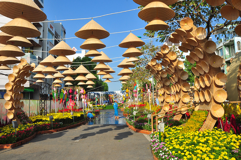 Đường hoa xuân Cần Thơ được làm từ 85 nghìn chậu phục vụ du khách ảnh 3