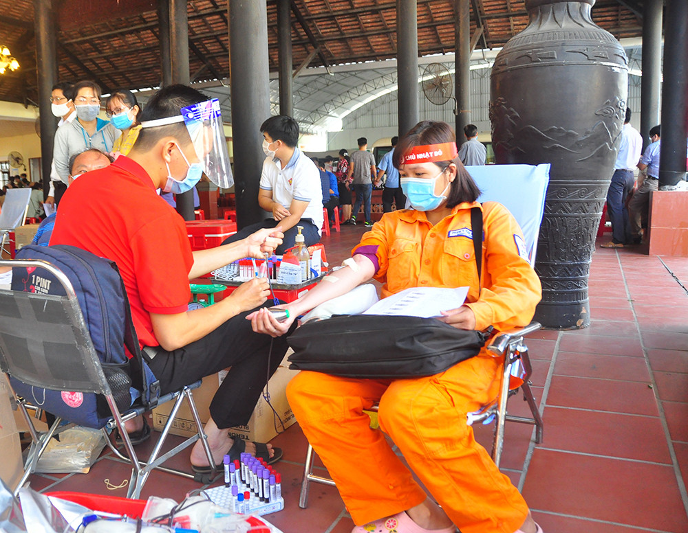 Nữ chiến sĩ công an sôi nổi trong ngày hội hiến máu Chủ nhật Đỏ ảnh 10
