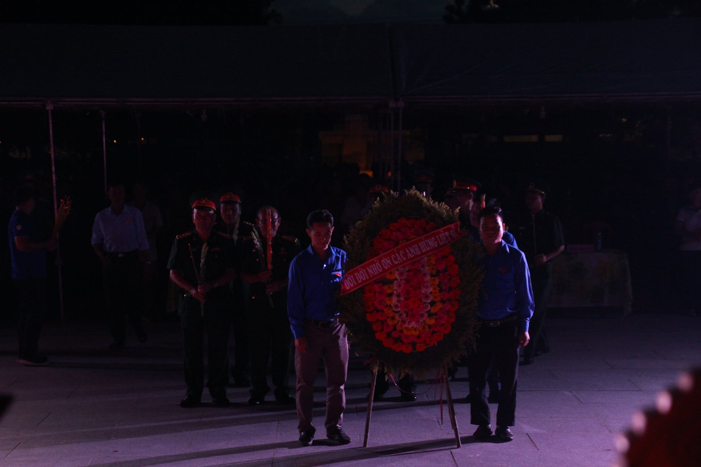 An Giang thắp nến tri ân anh hùng liệt sỹ ảnh 2