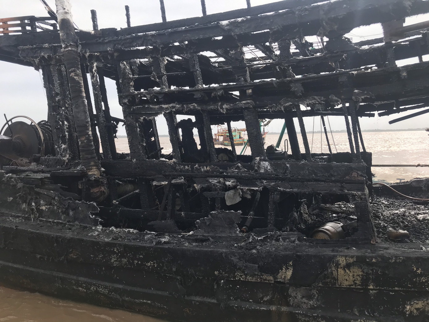 Lửa thiêu rụi 3 tàu cá gây thiệt hại gần 12 tỷ đồng ảnh 2
