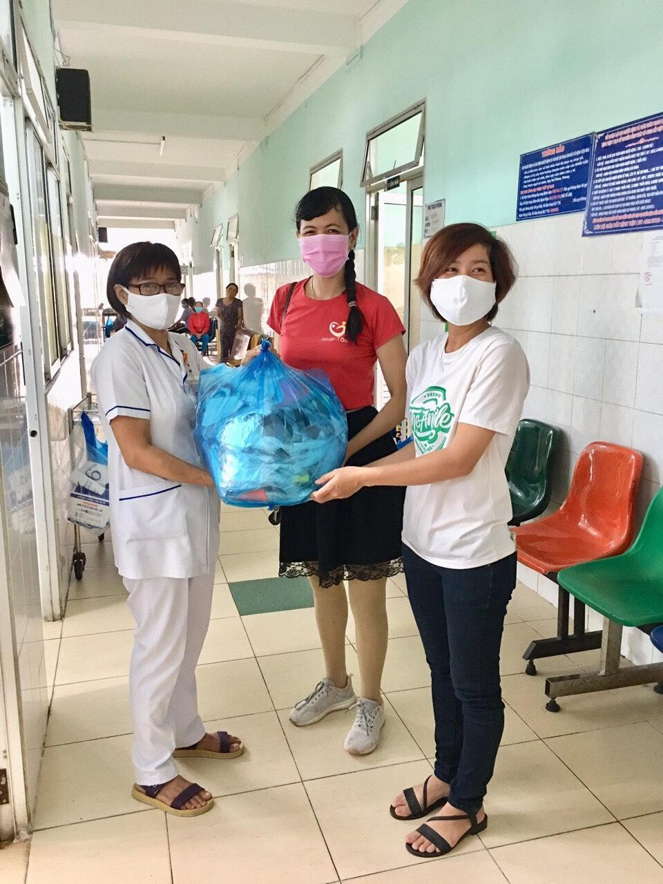 Cô giáo một chân đầy nhiệt huyết say mê thiện nguyện ảnh 10