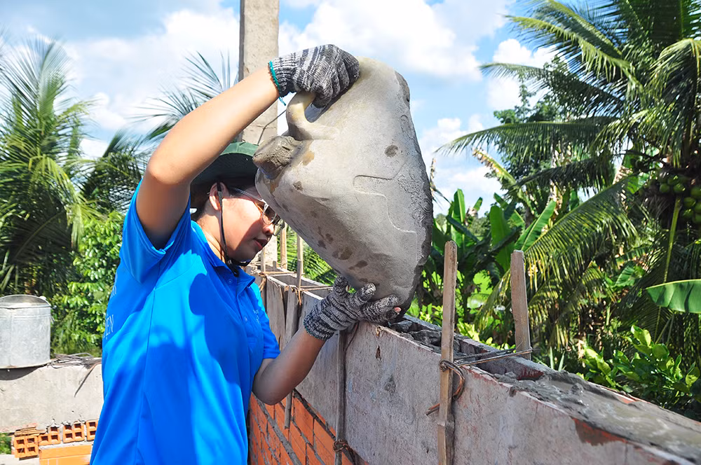 Những 'bóng hồng' tình nguyện không quản nắng mưa ảnh 10