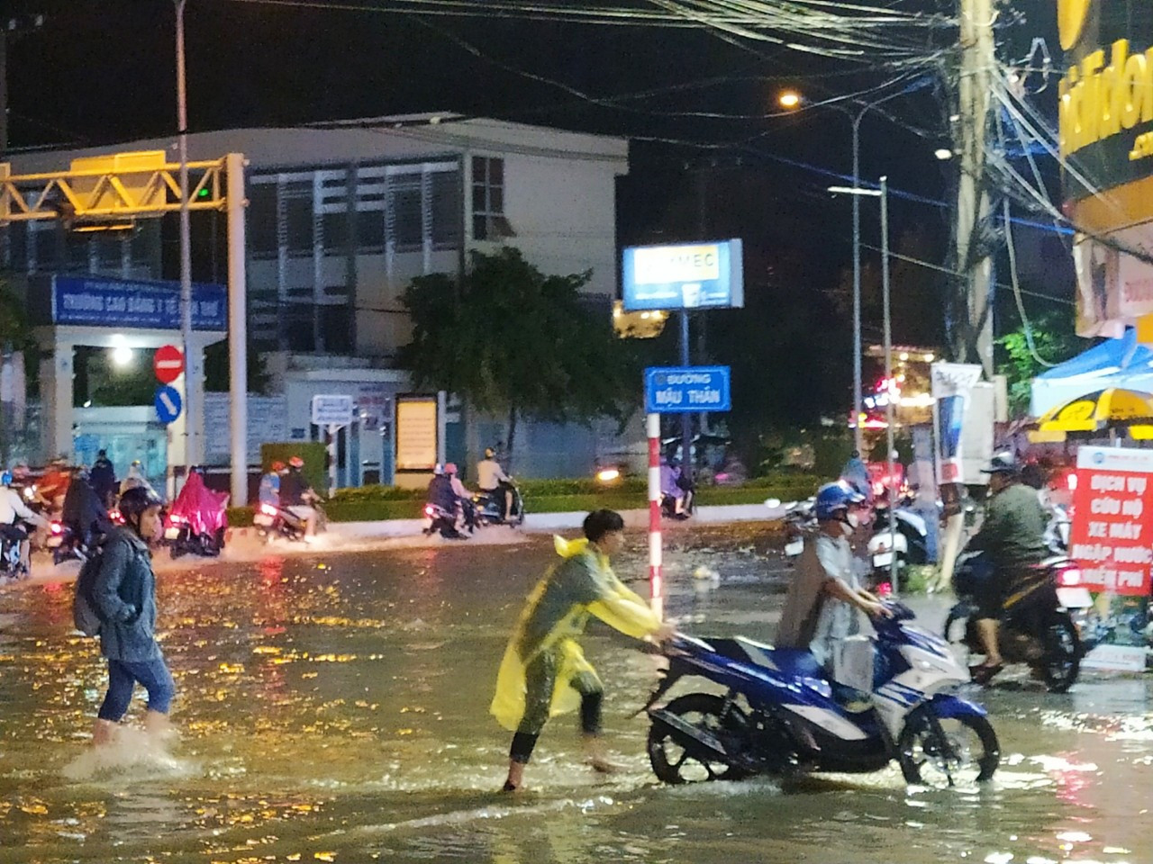 Áo xanh tình nguyện giúp dân vượt qua 'biển nước' ảnh 10