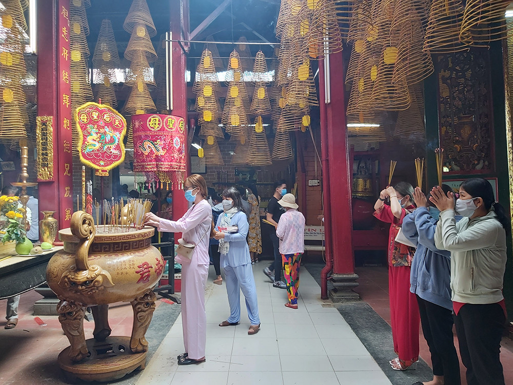 Đông nghịt người viếng chùa ngày đầu năm mới ở Cần Thơ ảnh 2
