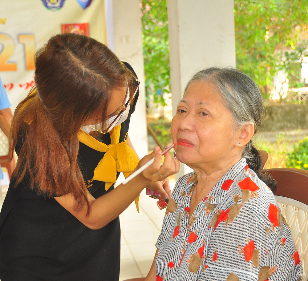 Hoa khôi Huỳnh Thúy Vi, Lê Thị Tường Vy tham gia các hoạt động đầy ý nghĩa ảnh 8