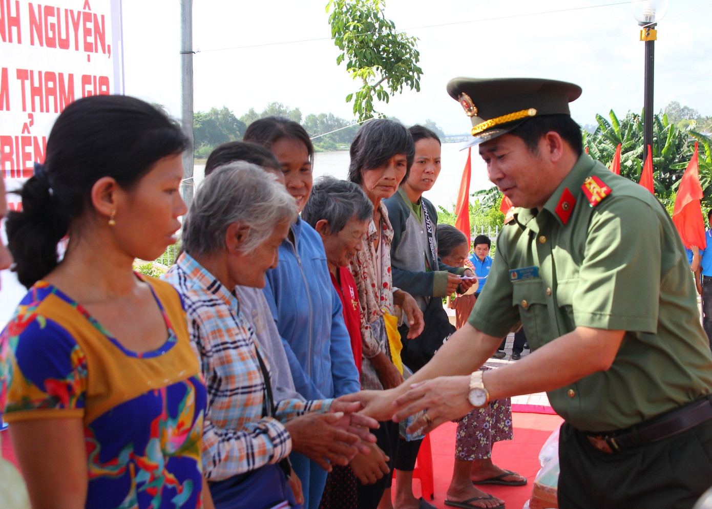 Đại tá Đinh Văn Nơi, Giám đốc công an tỉnh An Giang tặng quà cho người dân Các hoạt động tình nguyện được xây dựng và thực hiện dựa trên nhu cầu thực tế của từng địa phương. Trong đó, tập trung vào các xã còn nhiều khó khăn, xã vùng biên giới và các xã xây dựng nông thôn mới theo lộ trình của tỉnh với các hoạt động thiết thực mang tính chuyên sâu theo lĩnh vực, chuyên môn, có sức lan tỏa cả chiều rộng lẫn chiều sâu bằng nhiều công trình, phần việc thanh niên có ý nghĩa và giá trị. Ông Trương Trung Lập, Phó trưởng Ban dân vận Tỉnh ủy An Giang cho biết, phong trào thanh niên tình nguyện đã phát triển sâu rộng với nhiều nội dung đa dạng, thu hút đông đảo ĐVTN tham gia, tạo nên hình ảnh và diện mạo mới của thế hệ thanh niên trong thời kỳ đẩy mạnh công nghiệp hóa, hiện đại hóa đất nước được xã hội ghi nhận và đánh giá cao. Thông qua các hoạt động tình nguyện, thanh niên đã phát huy tài năng, sức sáng tạo xây dựng quê hương đất nước. Đồng thời thanh niên được rèn luyện, cống hiến và trưởng thành qua thực tiễn các phong trào. "Đó chính là môi trường thuận lợi để các bạn trẻ được “Cống hiến - Trải nghiệm - Trưởng thành”, bởi chỉ có trải nghiệm, các bạn mới học hỏi được những điều mà thầy cô và nhà trường không thể dạy được. Hơn nữa sẽ cảm nhận được câu nói “cho là nhận” và điều các bạn nhận lại sẽ lớn hơn rất nhiều điều các bạn cho đi. Đây chính là những khoảng thời gian đáng nhớ, đáng trân trọng nhất trong cuộc đời của các bạn sinh viên để trở thành động lực thôi thúc và hành trang cho các bạn vững vàng trong cuộc sống khi rời ghế nhà trường", ông Lập nhấn mạnh. Anh Phan Duy Bằng - Phó Bí thư Tỉnh đoàn An Giang nói rằng chiến dịch năm nay tập trung vào giải quyết những việc mới, việc khó với các mô hình tình nguyện sáng tạo và việc làm thiết thực góp phần xây dựng thành công nông thôn mới; đồng thời còn là môi trường và cơ hội để tuổi trẻ trong toàn tỉnh trải nghiệm, rèn luyện, phát huy tiềm năng, sức trẻ chung tay xây dựng Nông thôn mới và văn minh đô thị. Để chiến dịch đạt kết quả cao nhất, Phó Bí thư Tỉnh đoàn An Giang yêu cầu các cấp bộ Đoàn thực hiện tốt công tác tuyên truyền các hoạt động tình nguyện tại địa phương thông qua các phương tiện truyền thông đảm bảo tính kịp thời và chuẩn xác. Đồng thời, nghiêm túc thực hiện công tác đối ứng các nguồn lực tại địa phương; Các đội hình cần được biên chế tinh gọn, có kế hoạch hoạt động khoa học và linh hoạt, phân công nhiệm vụ cụ thể cho từng chiến sĩ, giữ nghiêm nội quy kỷ luật. "Với sức trẻ, lòng nhiệt huyết và trái tim nhân ái, các bạn sẽ đem những kiến thức đã được tích luỹ trong nhà trường, trong cuộc sống để giúp đỡ cộng đồng. Mỗi hoạt động, mỗi việc làm của các bạn đều thể hiện tình cảm, trách nhiệm đối với quê hương đất nước", anh Bằng nhấn mạnh. Sau lễ, Tỉnh đoàn An Giang cùng các đơn vị khánh thành Cầu Hy vọng 86 - Cầu Trại Trị (xã Bình Phước Xuân); tặng 06 bộ mô hình trải nghiệm về ATGT cho thiếu nhi; tặng 50 phần quà cho địa phương thực hiện công tác đền ơn đáp nghĩa, thăm và tặng 22 phần quà cho Mẹ Việt Nam anh hùng; tham gia đổ bê tông đoạn đường nông thôn trên địa bàn xã Long Điền A chiều dài 600m.... tổng giá trị các công tình là 1,3 tỷ đồng. Hội LHTN Hà Nội kết nạp thêm CLB xe bán tải địa hình - PVC Ngày 11/7, Thành Đoàn - Hội LHTN TP Hà Nội tổ chức Lễ công bố Quyết định thành lập CLB xe bán tải địa hình Việt Nam trực thuộc Hội LHTN TP Hà Nội và phát động chương trình “Đường đi khó - có chúng tôi” với sự tham gia của 400 đại diện cho hơn 1000 hội viên trên toàn quốc. Giáo viên, học sinh xứ Huế trổ tài ‘Nét đẹp thầy trò’ Đây là lần đầu tiên, hội thi “Nét đẹp thầy trò” do Tỉnh Đoàn phối hợp với Sở GD&ĐT tỉnh TT-Huế tổ chức, thu hút gần 20 đơn vị trường học trên địa bàn tham gia. Đây cũng là địa phương đầu tiên trong cả nước tổ chức sân chơi đầy sức lôi cuốn, trí tuệ và cảm động này. 300 thí sinh tham dự Hội thi ‘Ánh sáng thời đại’ năm 2020 Sáng 11/7, tại Trường Đại học Công nghiệp TPHCM, Thành Đoàn TPHCM tổ chức lễ khai mạc Hội thi tìm hiểu chủ nghĩa Mác - Lênin và tư tưởng Hồ Chí Minh “Ánh sáng thời đại” năm 2020. Đại hội Cháu ngoan Bác Hồ tuyên dương 184 đội viên, thiếu nhi tiêu biểu Sáng 11/7, Ban Thường vụ Tỉnh đoàn - Hội đồng Đội tỉnh tổ chức Đại hội, tuyên dương Cháu ngoan Bác Hồ tiêu biểu năm 2020 lần thứ XII với chủ đề “Thiếu nhi Hà Tĩnh làm theo 5 điều Bác Hồ dạy”. Linh hoạt vận động hiến máu tình nguyện Không chỉ nhiệt tình tham gia hiến máu tình nguyện, anh Phạm Minh Khôi, Bí thư Huyện Đoàn Lương Tài (tỉnh Bắc Ninh) còn có nhiều cách thức vận động ĐVTN và người dân tham gia hiến máu. An Giang ra quân chiến dịch tình nguyện hè 2020 ảnh 2