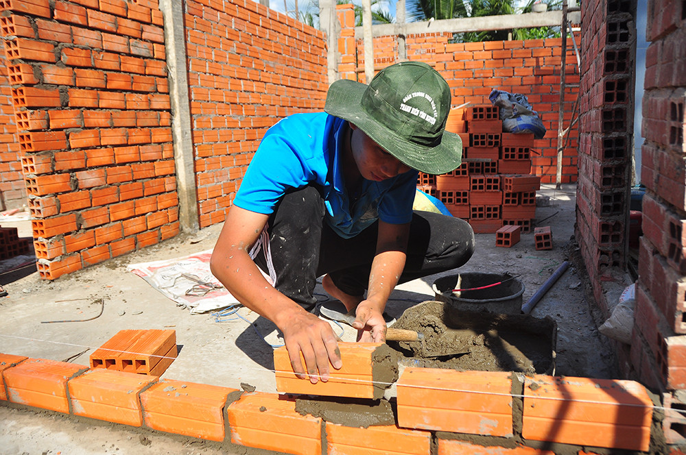 Chiến sỹ tình nguyện 'đội nắng' xây nhà giúp dân nghèo ảnh 5