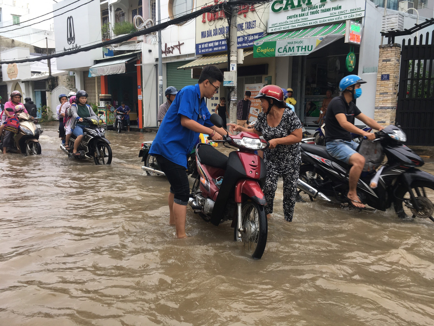 Thanh niên Hà Tĩnh, Nghệ An nấu bánh chưng, hỗ trợ bà con vùng lũ ảnh 11