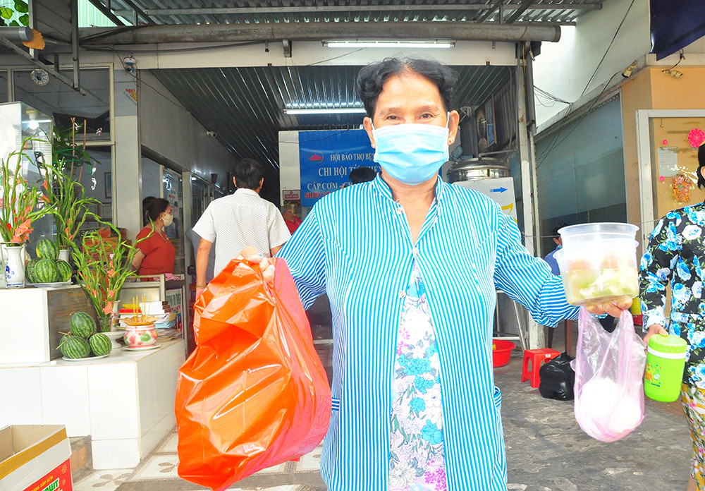 Ấm lòng bữa cơm dành cho bệnh nhân không về quê đón Tết ảnh 10