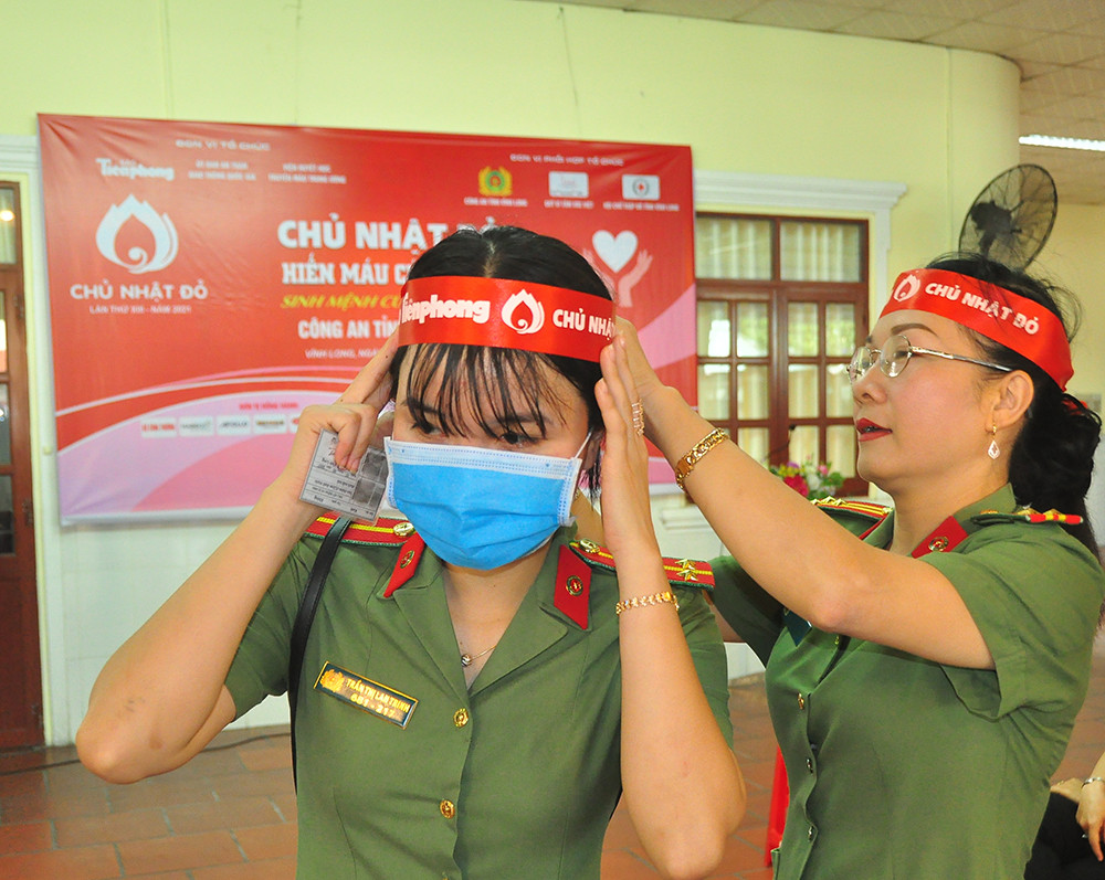 Nữ chiến sĩ công an sôi nổi trong ngày hội hiến máu Chủ nhật Đỏ ảnh 3