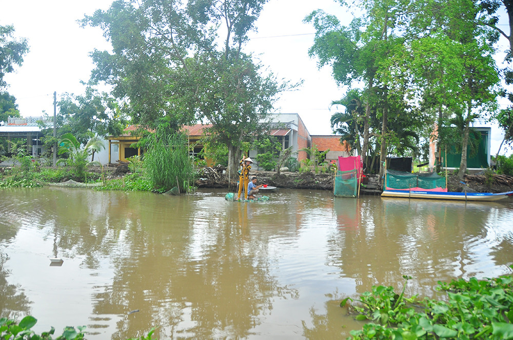 Độc đáo chiếc bè từ vỏ chai nhựa vừa bảo vệ môi trường vừa phục vụ đi lại ảnh 11