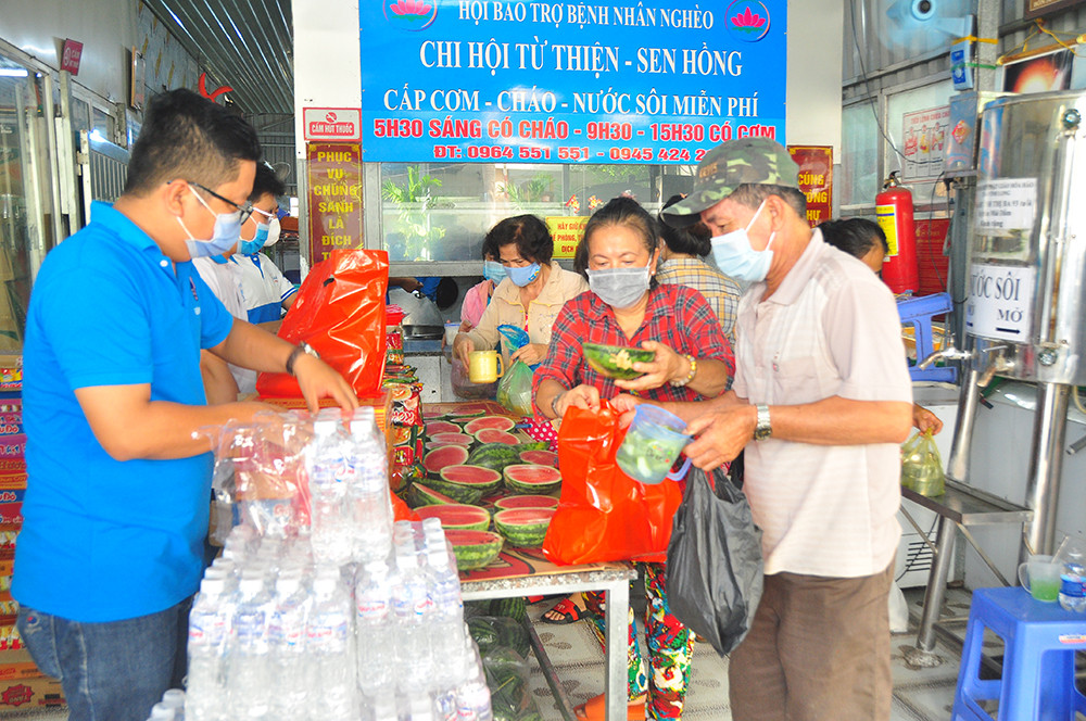 Ấm lòng bữa cơm dành cho bệnh nhân không về quê đón Tết ảnh 12