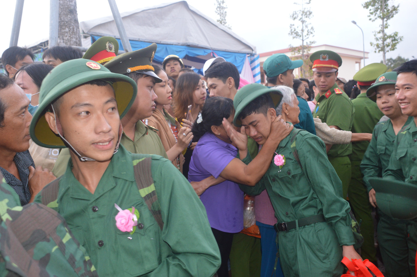 Hàng nghìn thanh niên ĐBSCL hăng hái lên đường bảo vệ tổ quốc ảnh 5