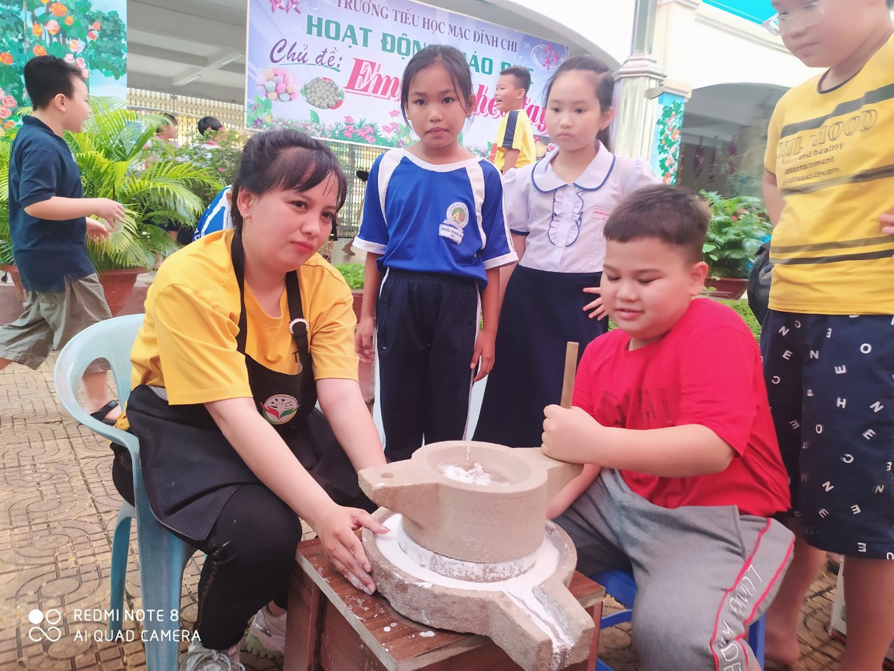 Học sinh háo hức trải nghiệm làm bánh dân gian ảnh 3