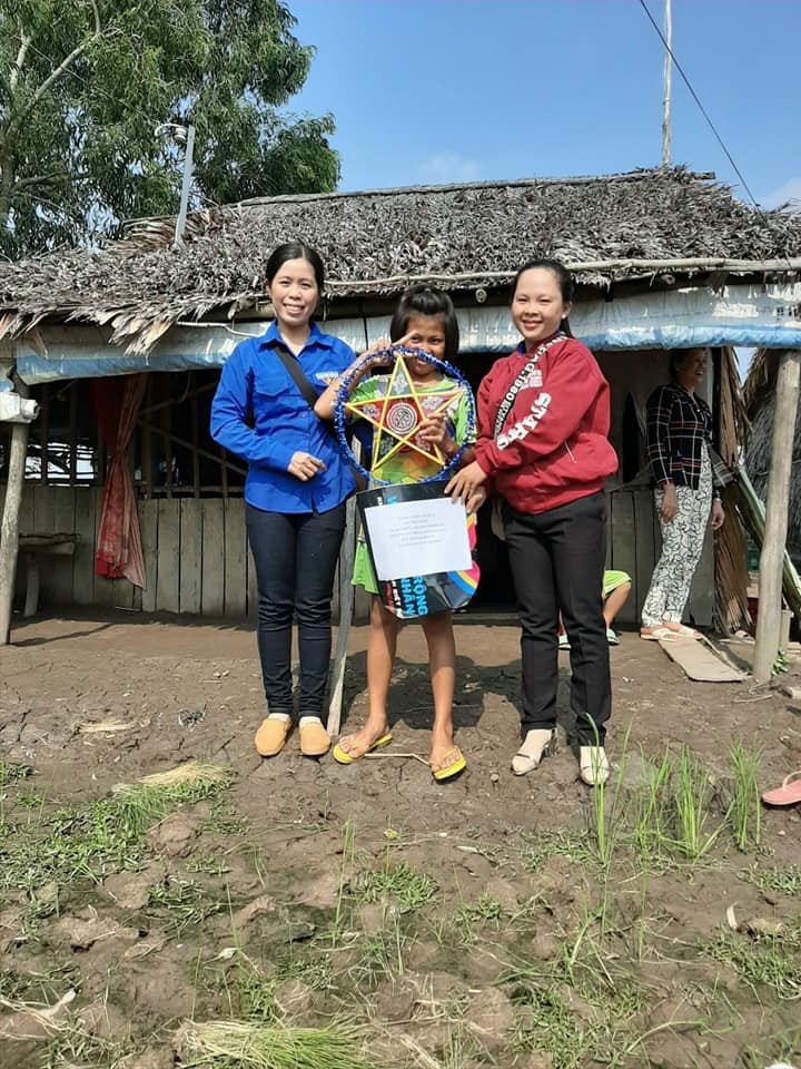 Đoàn viên rửa xe gây quỹ tặng quà cho trẻ khuyết tật vui trung thu ảnh 9