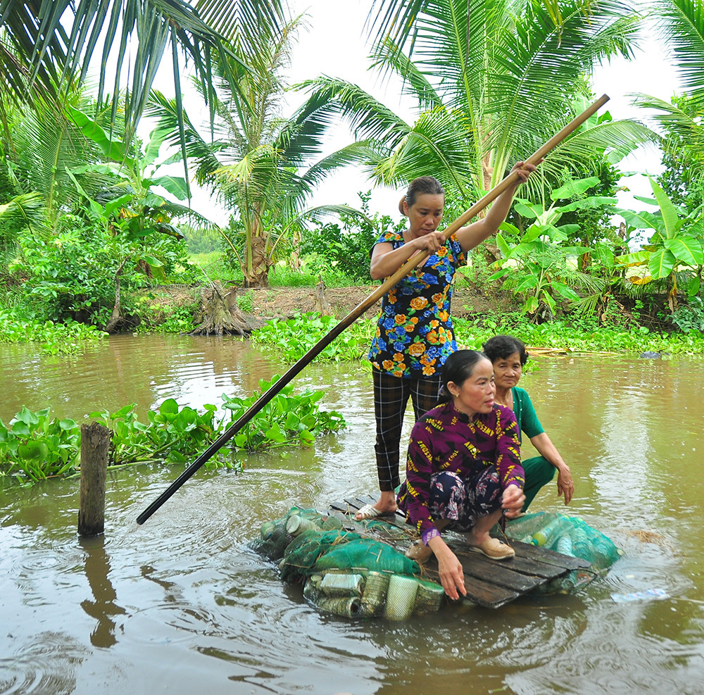 Độc đáo chiếc bè từ vỏ chai nhựa vừa bảo vệ môi trường vừa phục vụ đi lại ảnh 5