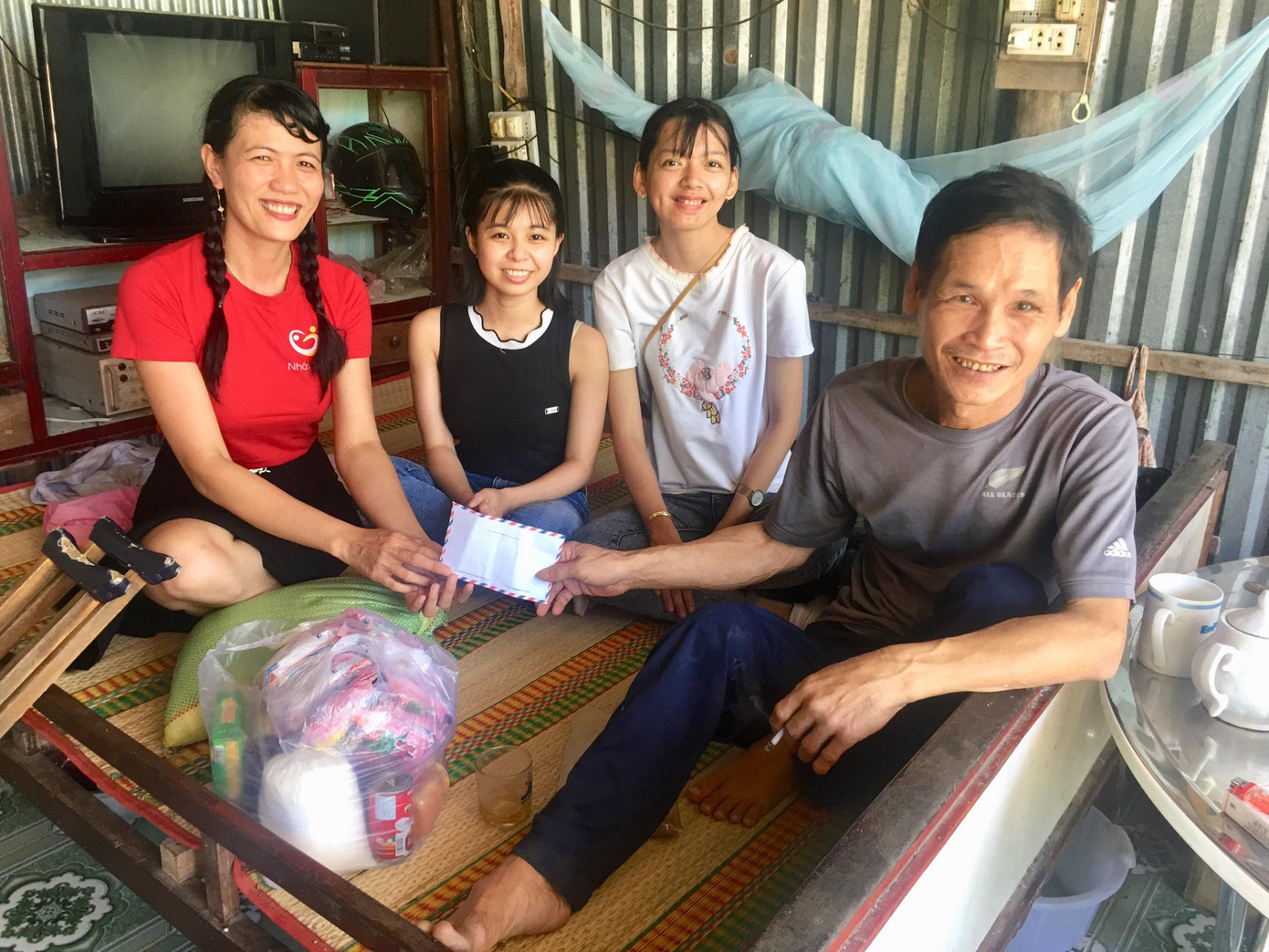 Cô giáo một chân đầy nhiệt huyết say mê thiện nguyện ảnh 8