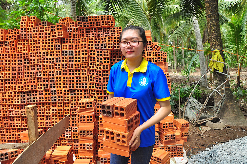 Những 'bóng hồng' tình nguyện không quản nắng mưa ảnh 6