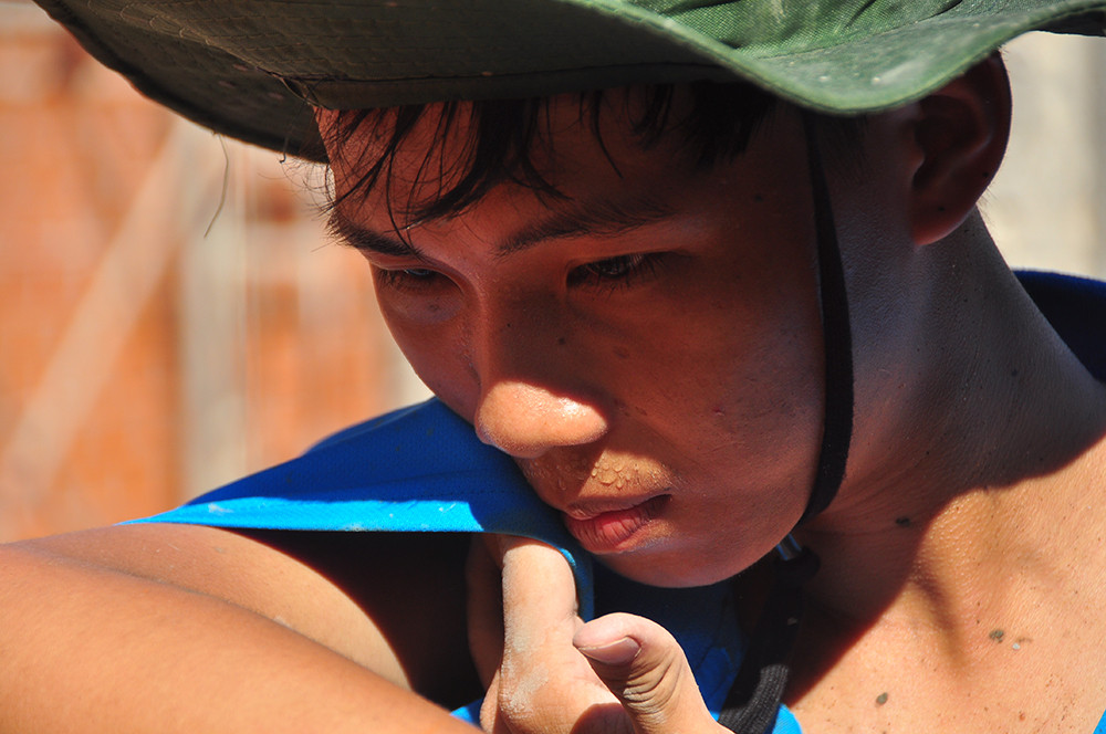 Chiến sỹ tình nguyện 'đội nắng' xây nhà giúp dân nghèo ảnh 6