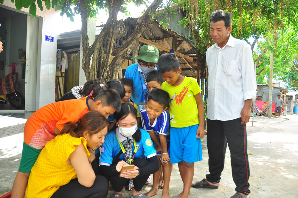 Chiến sỹ tình nguyện 'gõ từng nhà' tuyên truyền phòng dịch ở biên giới ảnh 4