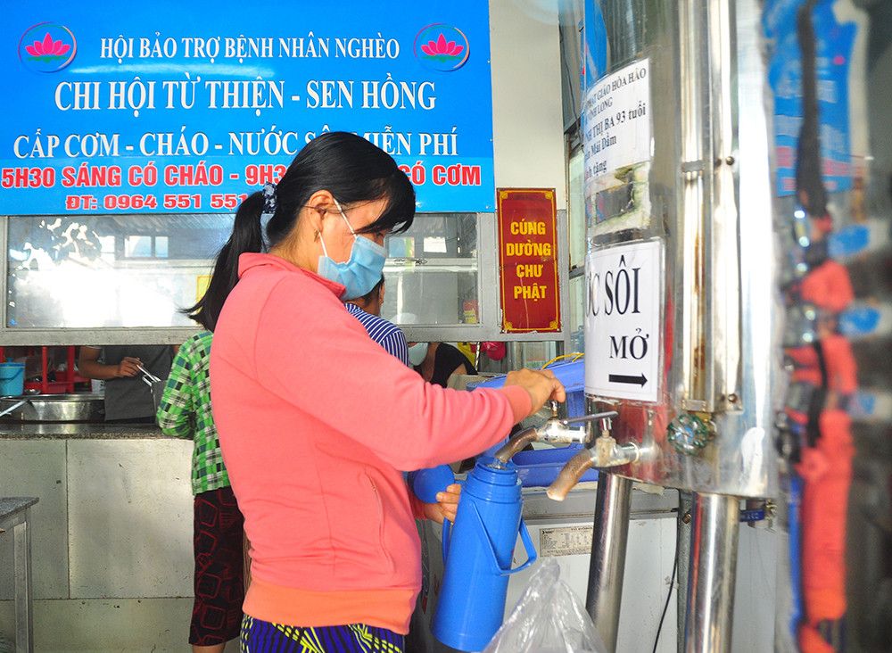 Ấm lòng bữa cơm dành cho bệnh nhân không về quê đón Tết ảnh 13