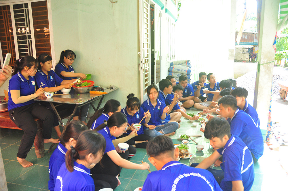 Mướt mồ hôi trên công trình thanh niên tình nguyện ảnh 10