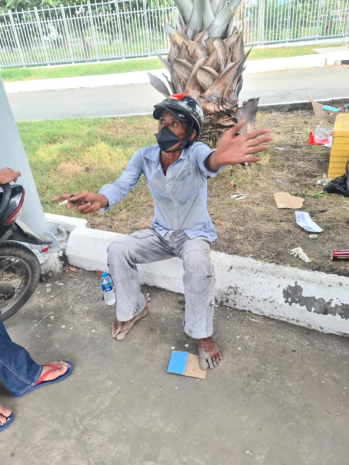 Tình nguyện viên chống dịch Cần Thơ góp tiền giúp đỡ xe ôm bị nạn ảnh 2