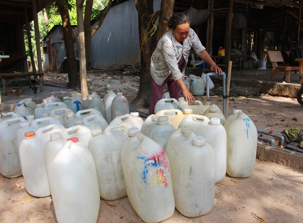 Người dân ngày đêm oằn mình với hạn mặn khốc liệt nhất lịch sử ảnh 5