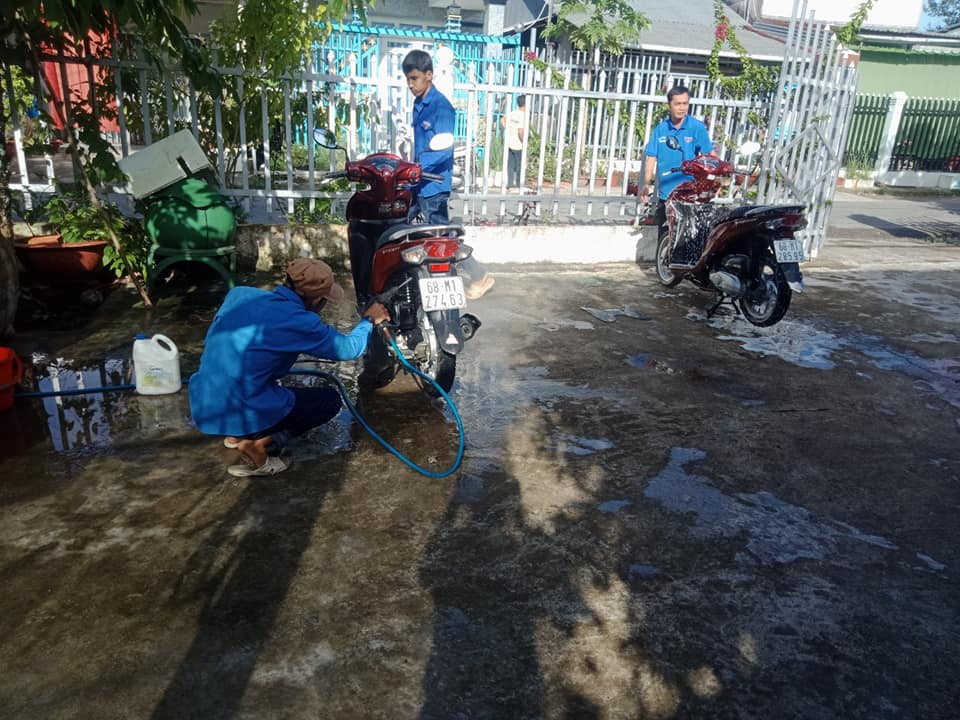 Đoàn viên rửa xe gây quỹ tặng quà cho trẻ khuyết tật vui trung thu ảnh 6