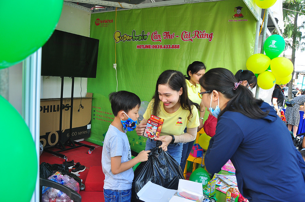 Sôi nổi ngày hội mang đồ nhựa đến đổi quà ảnh 3