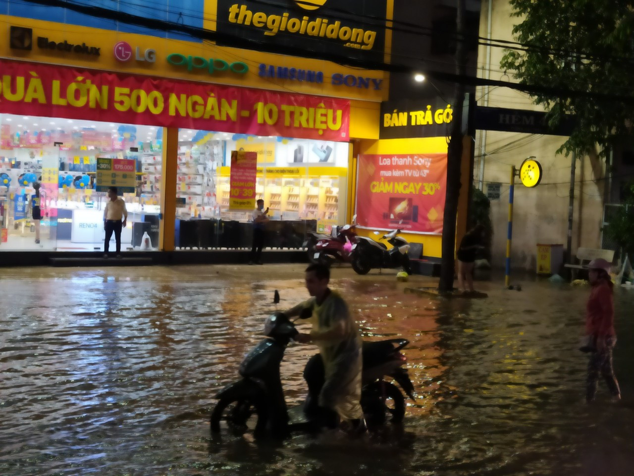 Áo xanh tình nguyện giúp dân vượt qua 'biển nước' ảnh 9