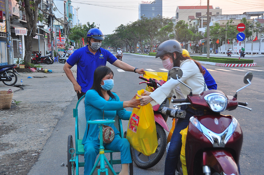 Ấm áp những phần quà dành tặng người nghèo đón Tết ảnh 8