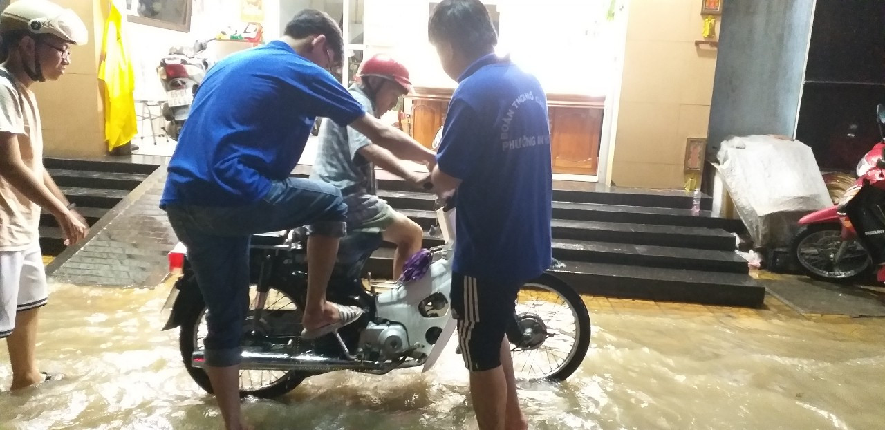 Áo xanh tình nguyện giúp dân vượt qua 'biển nước' ảnh 8