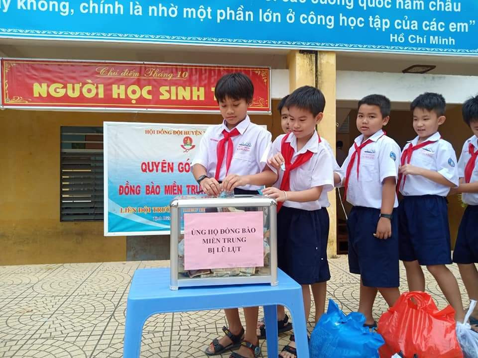 Cảm động học sinh dân tộc ủng hộ đồng bào miền Trung ảnh 5