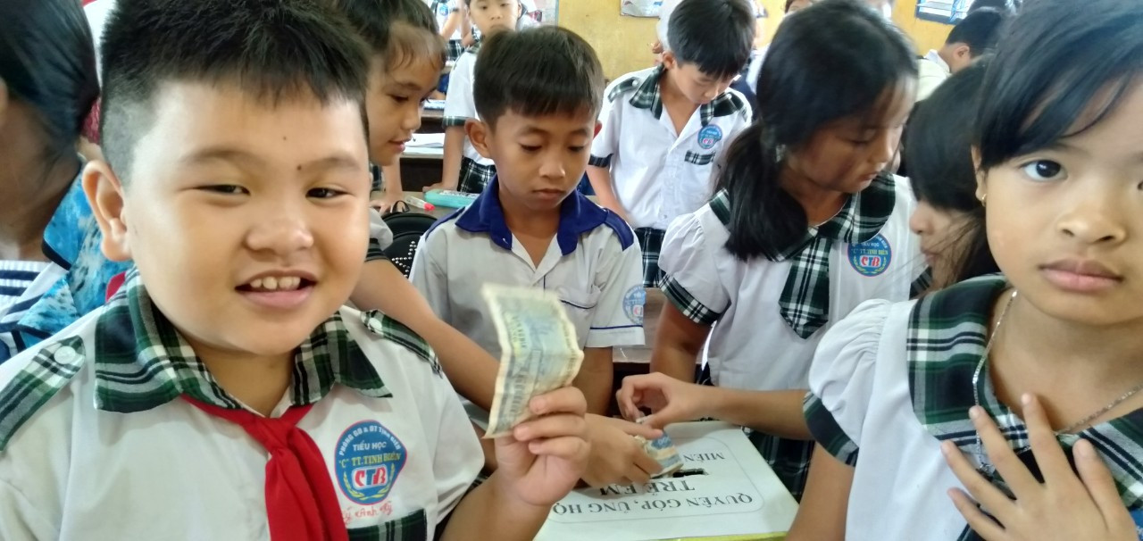 Cảm động học sinh dân tộc ủng hộ đồng bào miền Trung ảnh 4